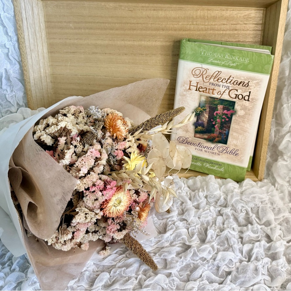 Vintage Thomas Kinkade illustrated Devotional Bible